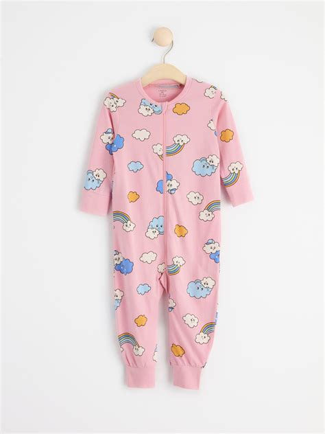 Köp Pyjamas med moln och